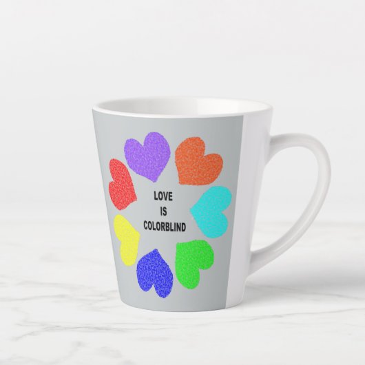 Interraciale liefdesregenboogharten latte mok (Rechts)
