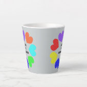 Interraciale liefdesregenboogharten latte mok (Voorkant)