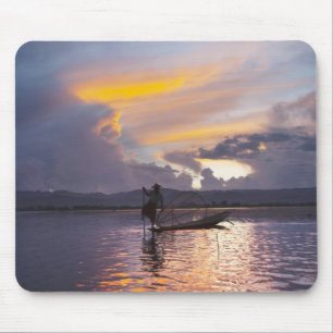 Intha-beenroeiboot van vissers met netten muismat