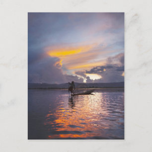 Intha visser been roeiende boot vissen met net briefkaart