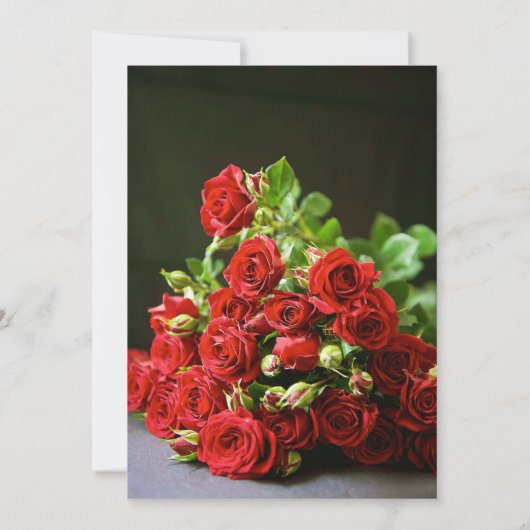 Intieme Close-Up Rode Roos Hand Vasthoudend Huweli Kaart (Achterkant)