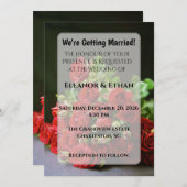 Intieme Close-Up Rode Roos Hand Vasthoudend Huweli Kaart (Voorkant / Achterkant)