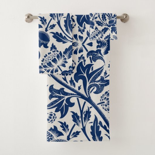 Intricate blue floral pattern on light background bad handdoek (Insitu)