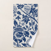 Intricate blue floral pattern on light background bad handdoek (Handdoek)