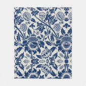 Intricate blue floral pattern on light background fleece deken (Voorkant)