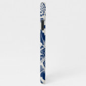 Intricate blue floral pattern on light background iPhone hoesje (Rechterkant)