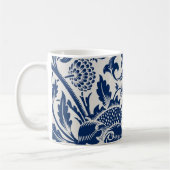 Intricate blue floral pattern on light background koffiemok (Links)