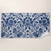Intricate blue floral pattern on light background strandlaken (Voorkant)