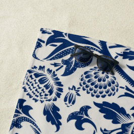 Intricate blue floral pattern on light background strandlaken