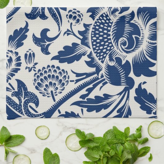Intricate blue floral pattern on light background theedoek (Gevouwen)