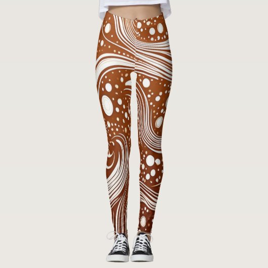 Intricate Elegantie: Wit Design op Bruine Leggings (Voorkant)