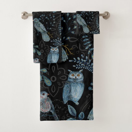 Intricate floral and paisley pattern bad handdoek (Insitu)