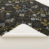 Intricate floral pattern with gold and white  sherpa deken (3/4)