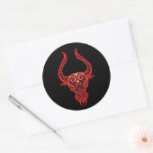 Intricate Red Taurus Zodiac op zwart Ronde Sticker (Envelop)