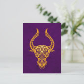 Intricate Yellow Taurus Zodiac op Paars Briefkaart (Staand voorkant)