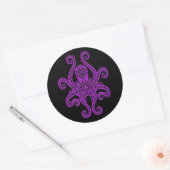 Intriciteit Paarse octopus op zwart Ronde Sticker (Envelop)