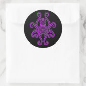 Intriciteit Paarse octopus op zwart Ronde Sticker (Tas)