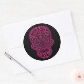 Intriciteit roze suikerschedel op zwart ronde sticker (Envelop)