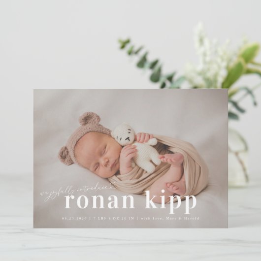 Introduceer vrolijk Bold Name Birth Announcement Aankondiging (Staand voorkant)