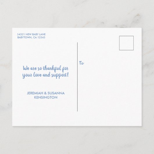 Introductie van Baby Boy Blue Typografie Foto Aankondigingskaart (Achterkant)