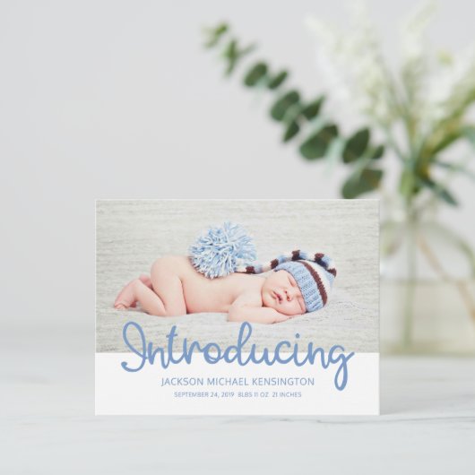 Introductie van Baby Boy Blue Typografie Foto Aankondigingskaart (Staand voorkant)