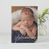 Introductie van Elegant Full Bleed Foto Nieuwe Bab Aankondiging (Staand voorkant)