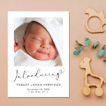 Introductie van Foto's Baby geboortebekendmaking Aankondiging<br><div class="desc">Een simpele en schattige geslachtsneutrale geboorteaankondiging van de baby. Op de voorzijde staan de foto van uw pasgeborene, de volledige naam, de aankomstdatum en de geboortestaat en de vermelding "Introducing" in een stijlvol script dat eindigt met een hartbloei. Op de achterkant van de kaart kunt u drie extra foto's en...</div>