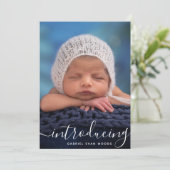Introductie van White Script Foto-overlay Baby Geb Aankondiging (Staand voorkant)