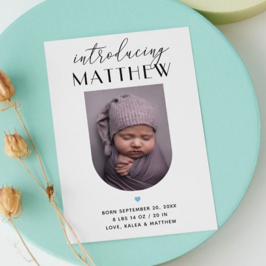 Introductie. Zwart-witte elegante scriptgeboorte Aankondiging