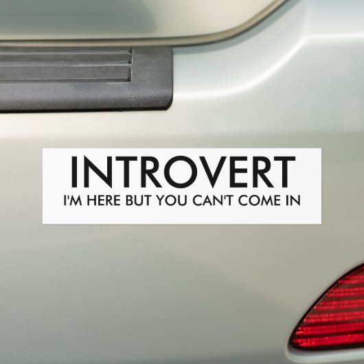 INTROVERT, IK BEN HIER, MAAR JE KUNT ER NIET IN KO BUMPERSTICKER (Op auto)