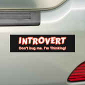Introvert... ik denk er niet aan. bumpersticker (Op auto)