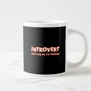 Introvert... ik denk er niet aan. grote koffiekop