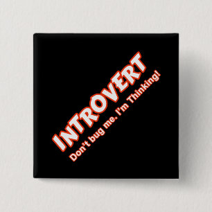 Introvert... ik denk er niet aan. vierkante button 5,1 cm