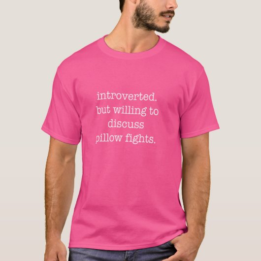 Introvert kussen vecht tegen minnaar - Grappig Sar T-shirt (Voorkant)
