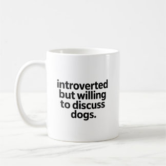 Introvert, maar bereid om over grappige honden te koffiemok