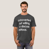Introvert, maar bereid om tattoos te bespreken. t-shirt (Voorkant volledig)