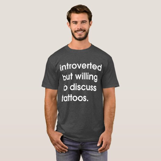 Introvert, maar bereid om tattoos te bespreken. t-shirt (Voorkant volledig)