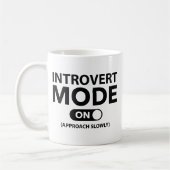 Introvert-modus ingeschakeld koffiemok (Links)