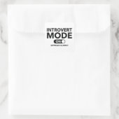 Introvert-modus ingeschakeld vierkante sticker (Tas)