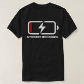 Introvert-oplaadbatterij T-shirt (Design voorkant)