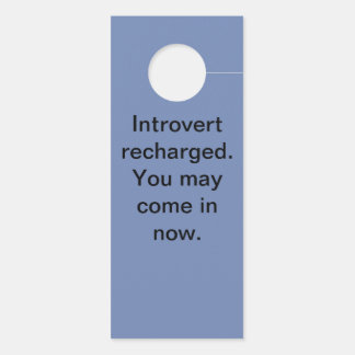 Introvert oplaadtijd deurhanger