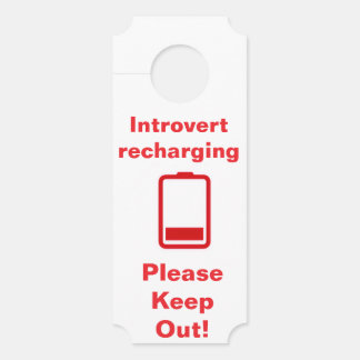 Introvert oplaadtijd deurhanger