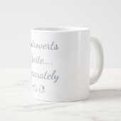 Introverte verenigen zich apart spoken grote koffiekop (Voorkant rechts)