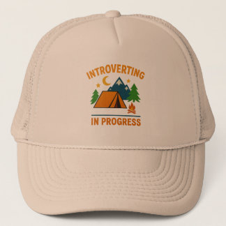 Introverte vooruitgang in Trucker Hat Pet