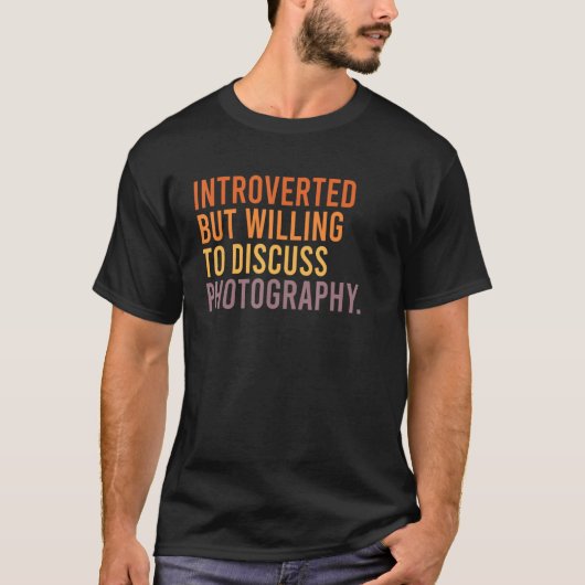 Introverted But Willing To Discuss Photography  Qu T-shirt (Voorkant)
