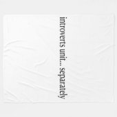 "Introverten verenigen zich afzonderlijk" Fleece Deken (Voorkant (Horizontaal))