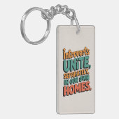 Introverten verenigen zich... In onze eigen huizen Sleutelhanger (Voorkant Links)