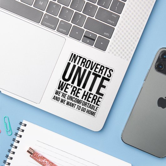 Introverts Unite Sticker (Laptop met iPhone)