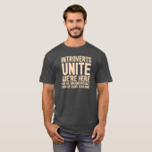 INTROVERTS UNITE We zijn hier ongemakkelijk... T-shirt (Voorkant volledig)