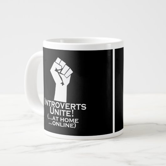 Introverts verenigen, thuis, online, grappig grote koffiekop (Links)